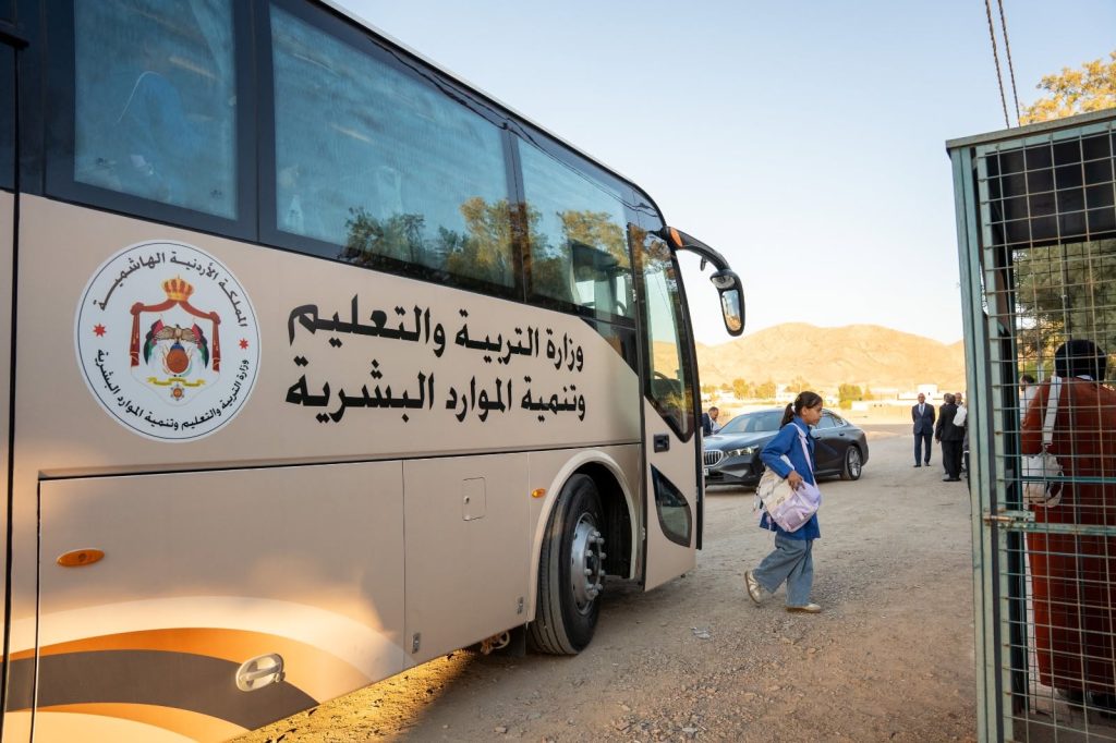 الحكومة توسّع النقل المدرسي المجاني في البادية الجنوبية لـ3500 طالب إضافي