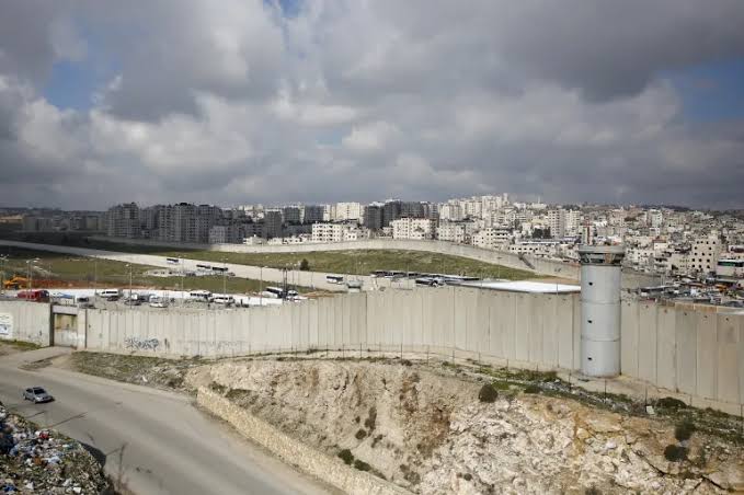بتسيلم: سياسات إسرائيلية تستهدف الوجود الفلسطيني في الضفة الغربية