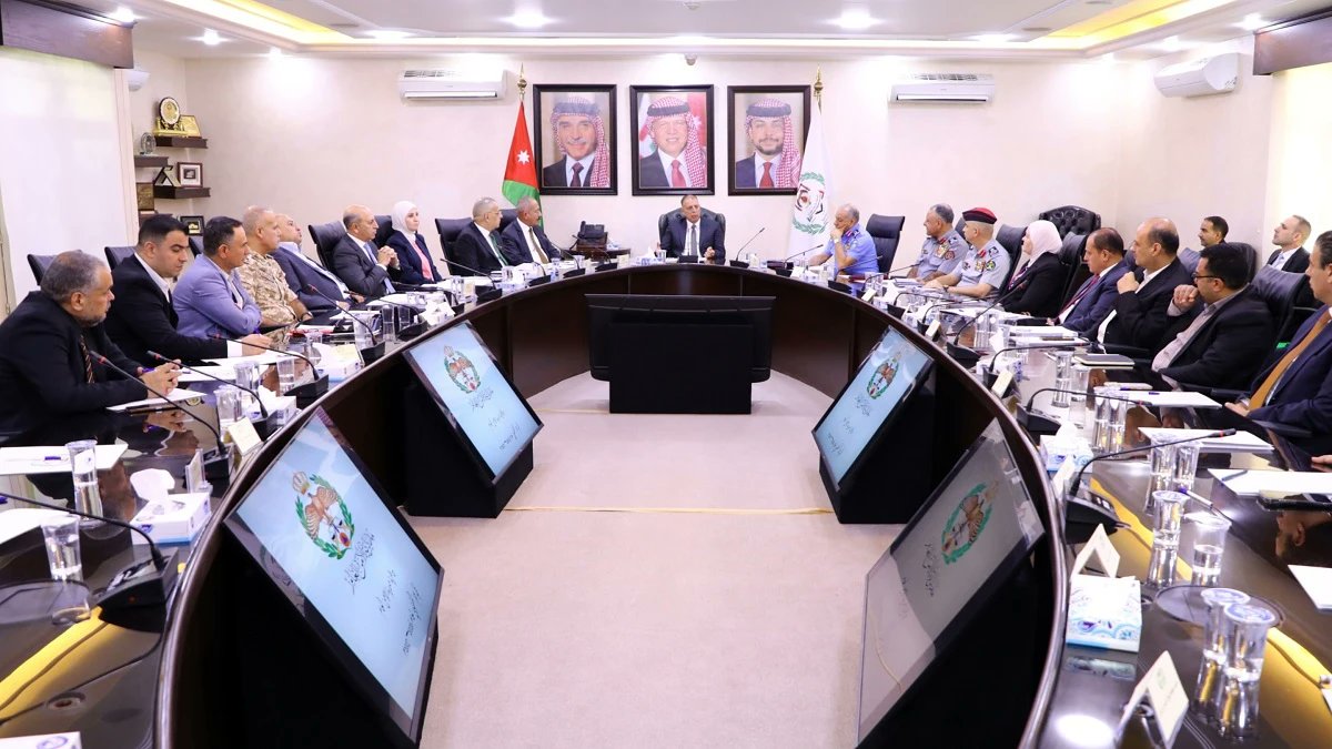 وزير الداخلية يترأس اجتماع المجلس الأعلى للدفاع المدني لبحث الجاهزية لفصل الشتاء