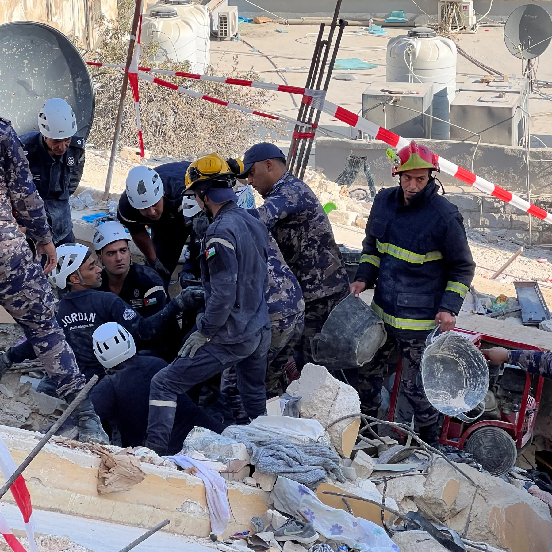 انهيار مبنى متصدع في مدينة غزة يودي بحياة 16 شخصا وفقدان أكثر من 100 آخرين