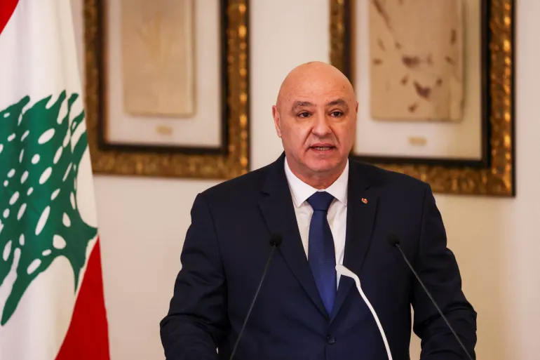 عون يشيد بدعم الملك عبدالله الثاني للبنان ويبحث في باريس تعزيز الجيش