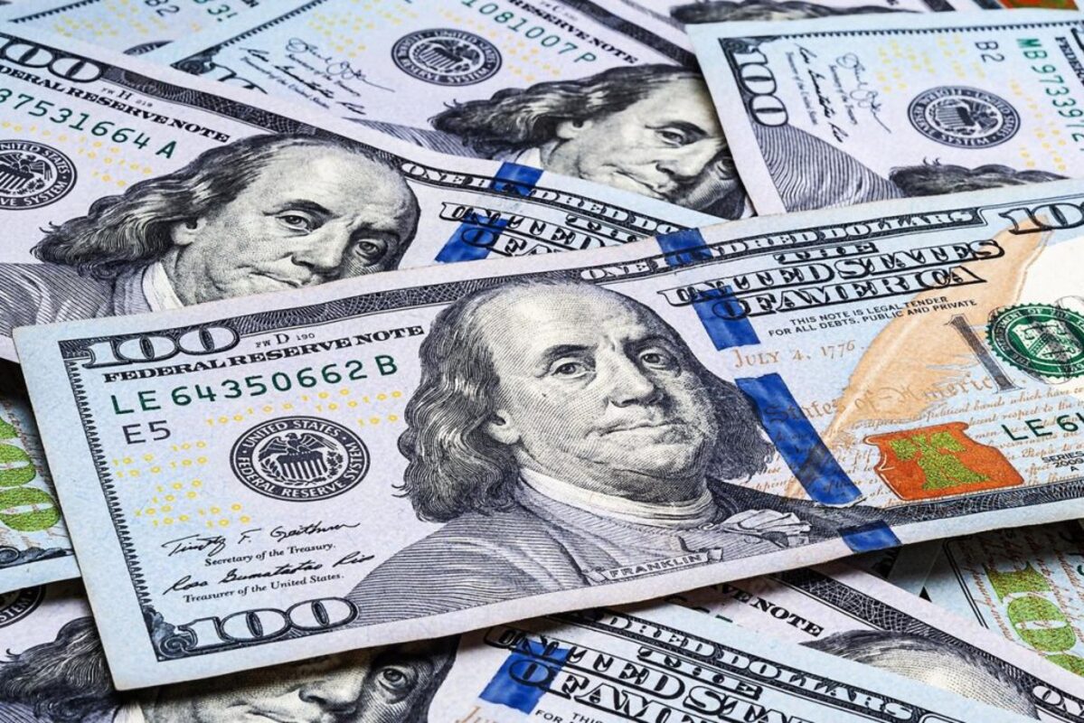 الدولار يحافظ على أعلى مستوى في 7 أسابيع بعد تشديد الفيدرالي