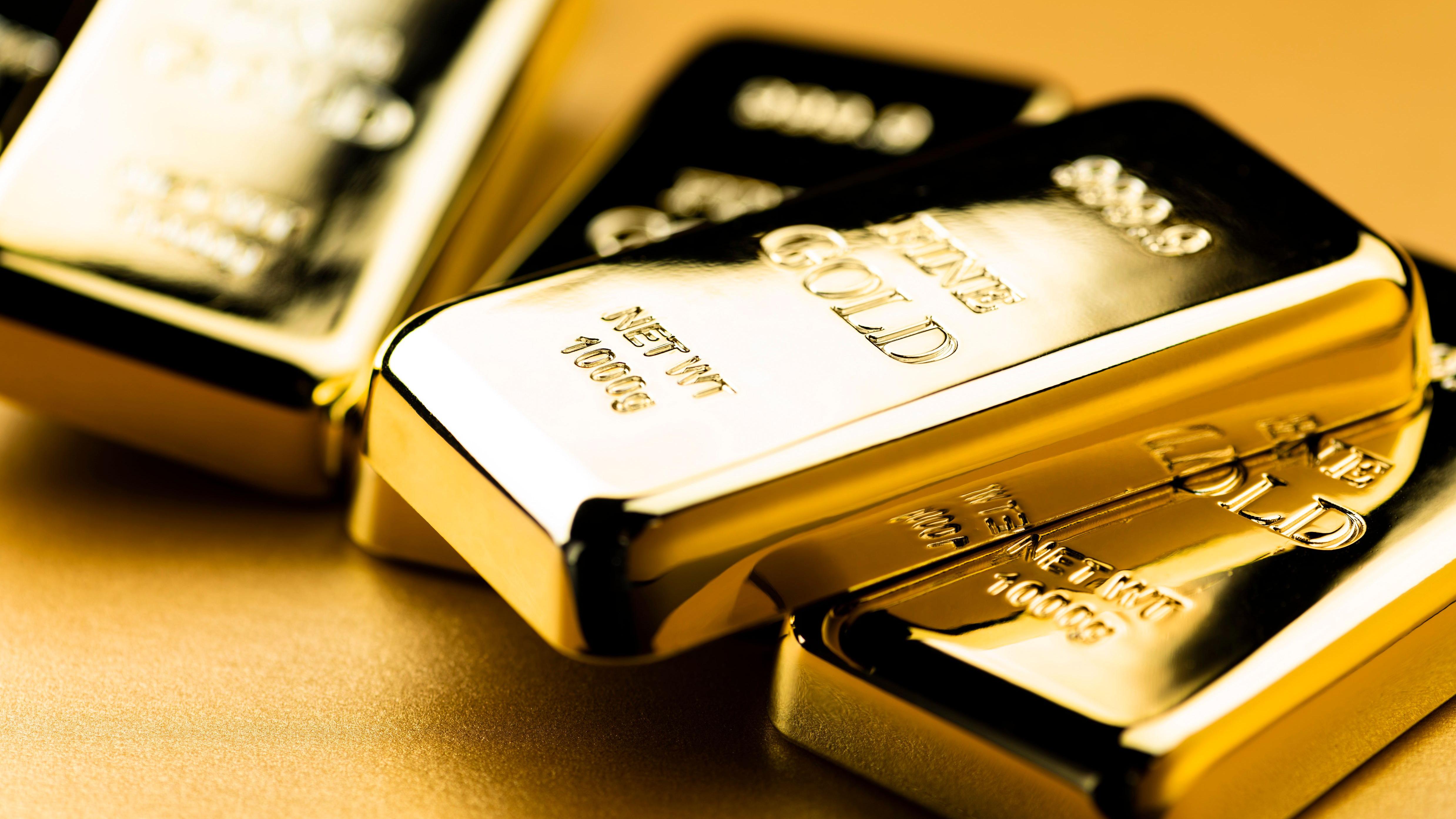 الذهب يصعد مع تراجع الدولار وانخفاض أسعار النفط