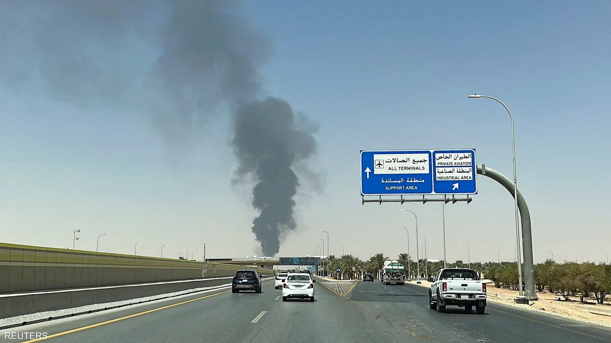 اضطراب كبير في مطار الملك خالد بالرياض وسحب دخان كثيفة تتصاعد قربه