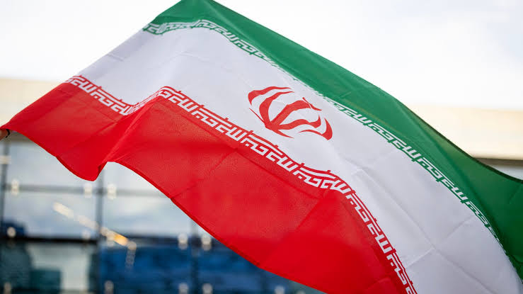 إيران تبلغ واشنطن شروطها للتفاوض وتلوّح بتغيير استراتيجيتها وإسرائيل تحذر من مواجهة جديدة