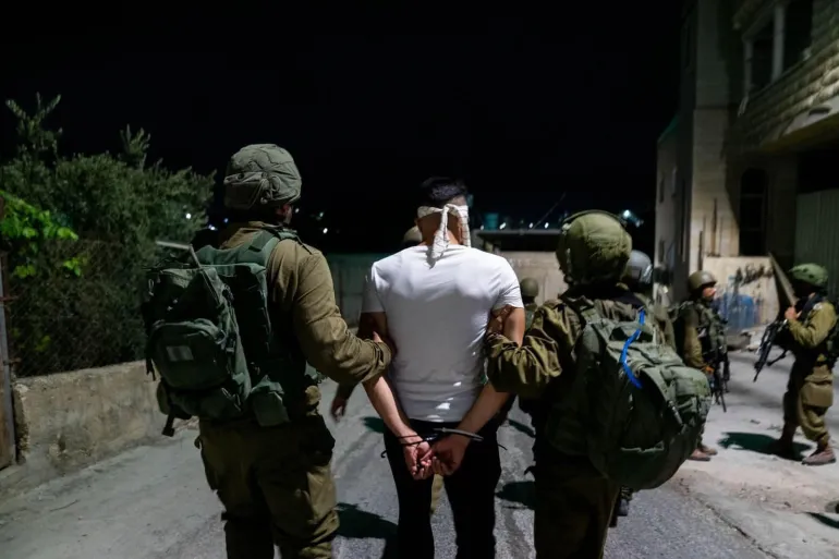 إغلاقات في القدس والحرم الإبراهيمي واعتقالات واسعة في الضفة الغربية