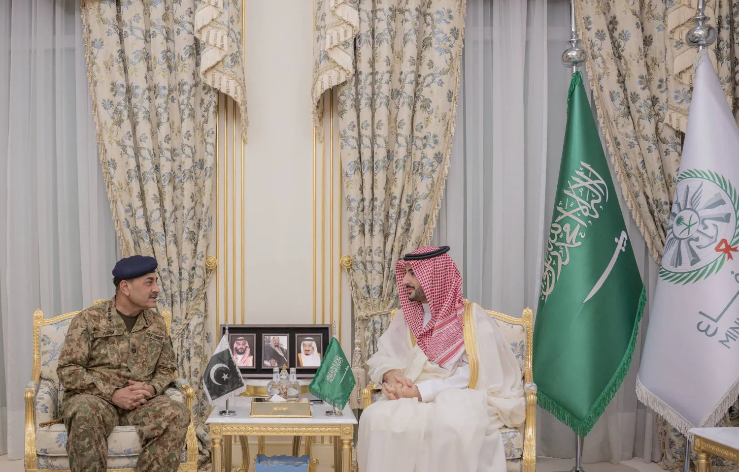 السعودية وباكستان تؤكدان مواصلة التعاون الدفاعي لمواجهة الاعتداءات