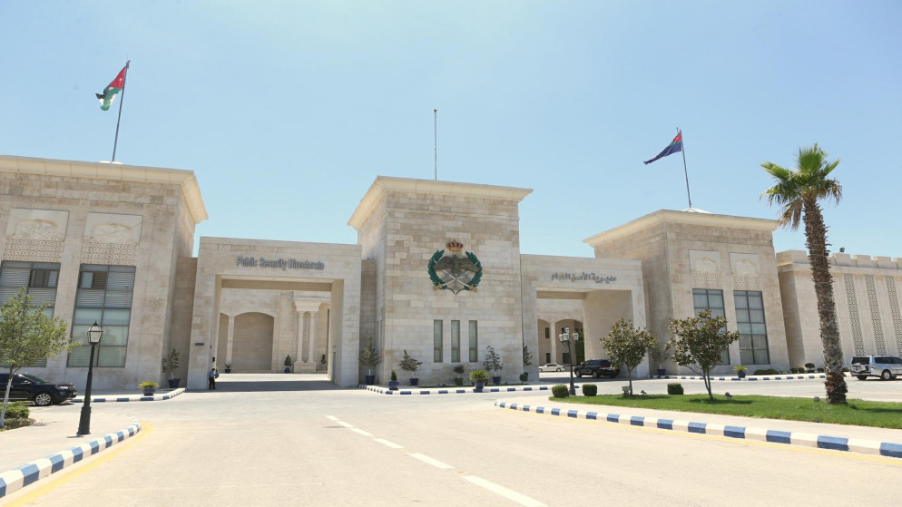 الأمن العام يلقي القبض على شخص ظهر في فيديو يعتدي فيه كلبان على قطة