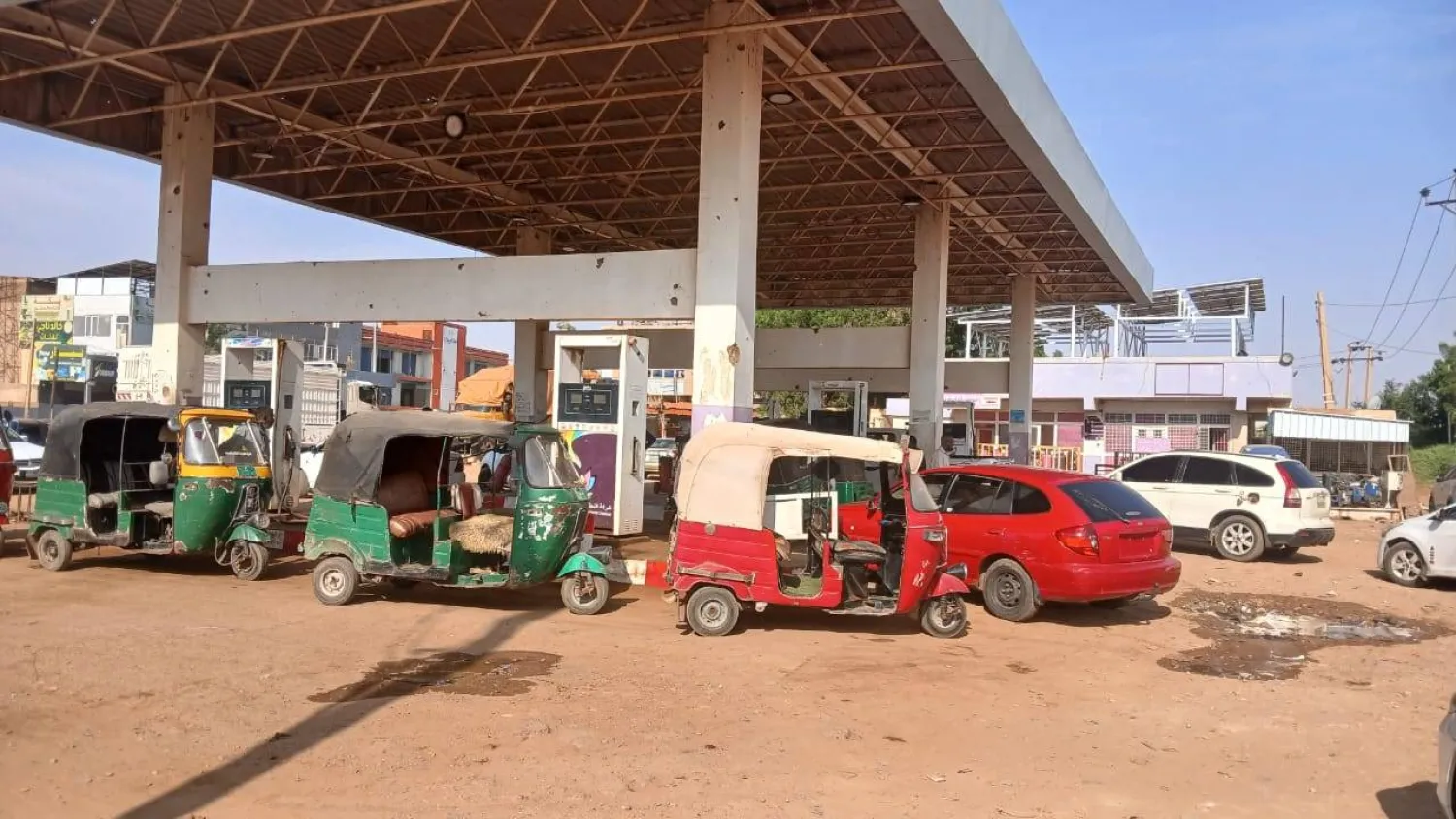 أزمة الوقود تثقل كاهل السودانيين وتربك العمل والمعيشة في الخرطوم