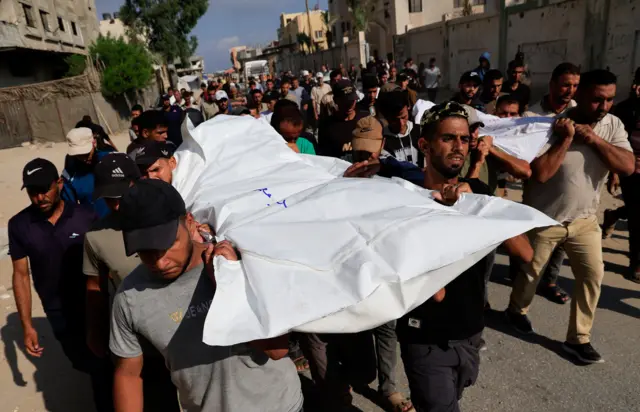 ثلاثة شهداء بينهم قيادي في حماس بقصف إسرائيلي على غزة ودير البلح
