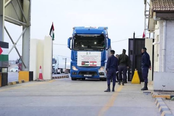 الأردن يسيّر القافلة الإنسانية الـ14 إلى لبنان محملة بـ20 شاحنة