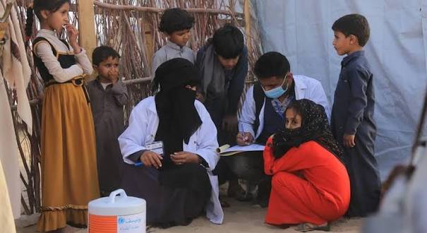 الصحة العالمية تحذر من تفشي الكوليرا والحصبة وحمى الضنك بين نازحي اليمن