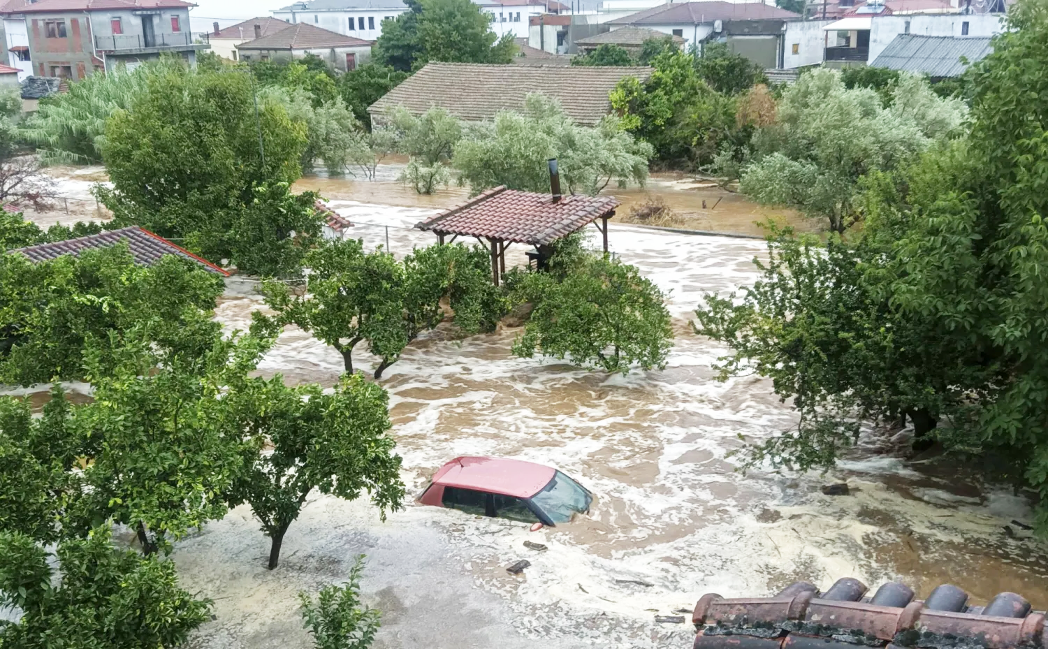 فيضانات وأضرار في جزيرة كريت اليونانية وإجلاء عدد من السياح