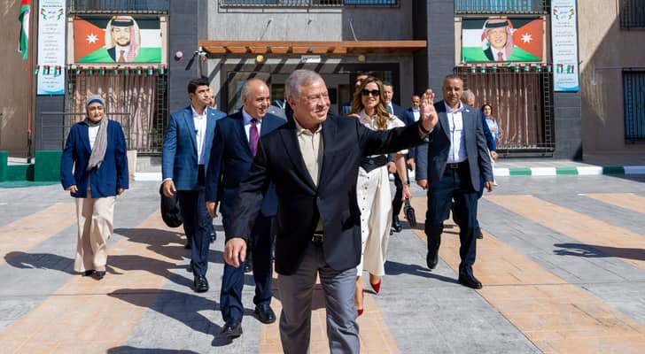 الملك والملكة يزوران مدرسة في العقبة بمناسبة اليوم العالمي للمعلمين