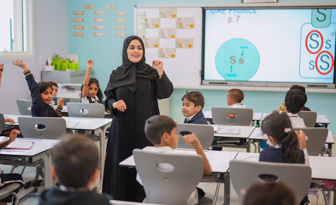 الإمارات الأولى عربياً في تقدير المجتمع لمهنة التدريس وفق مؤشرات أوه إي سي دي