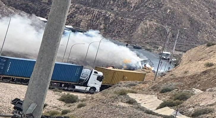 وفاة 4 أشخاص بحادث تدهور شاحنة واشتعالها على الطريق الخلفي في العقبة