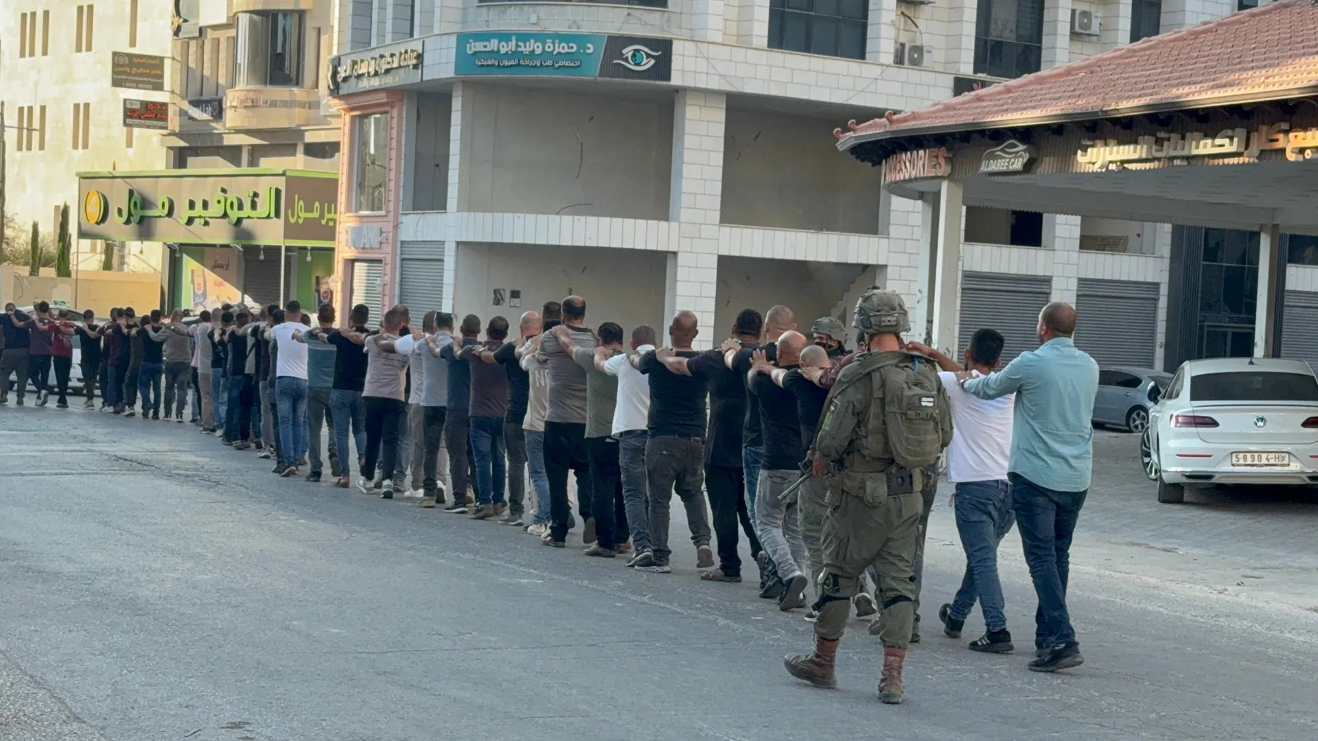 اعتقالات وتحقيقات ميدانية تطال نحو 95 فلسطينياً في الضفة الغربية
