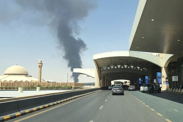 مقتل 3 سعوديين وإصابة آخرين في اعتداءين استهدفا مطار الملك خالد بالرياض
