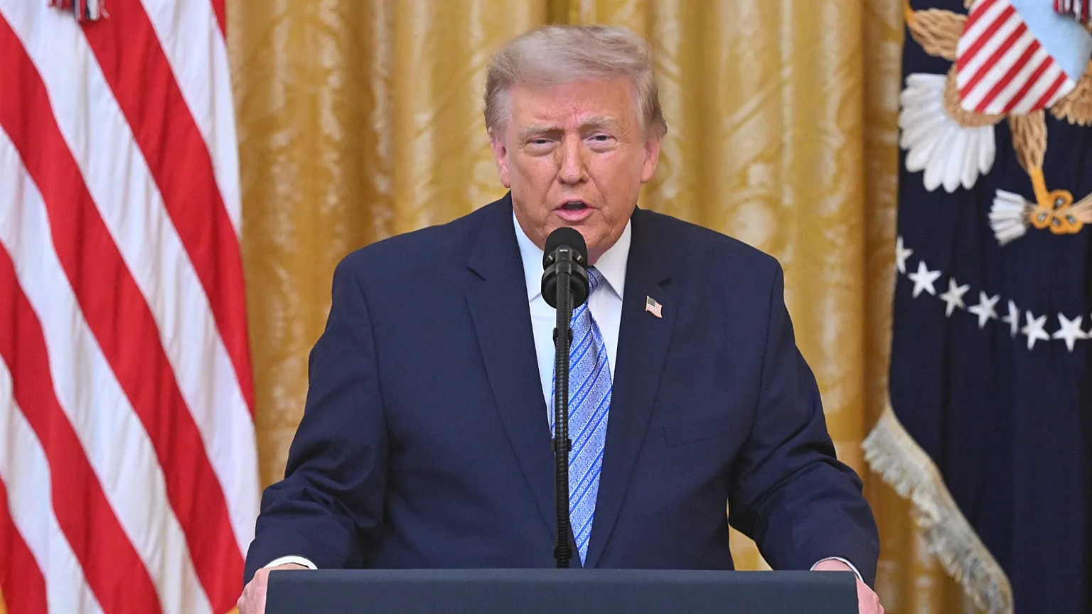 ترامب يطالب بانتخاب رئيس جديد لأوكرانيا ويُطالب زيلينسكي بوقف استهداف المنشآت النفطية الروسية