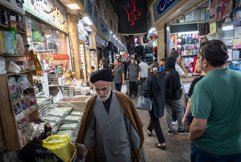 التضخم والحرب يخنقان الأسواق الإيرانية والتجار يكافحون للحفاظ على أعمالهم