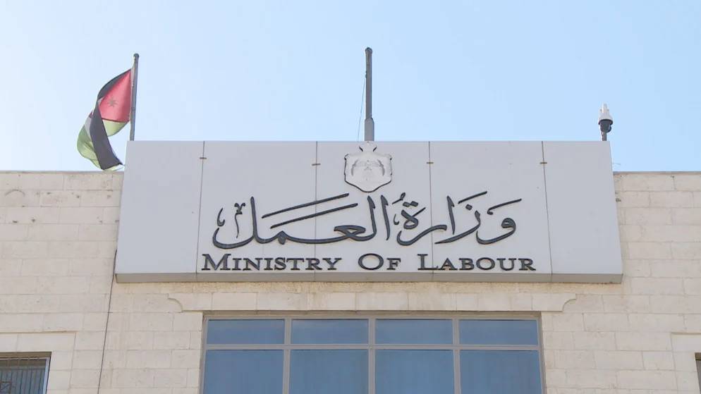 وزارة العمل تدعو العمالة المخالفة للاستفادة من قرار قوننة وتوفيق الأوضاع قبل نهاية عام 2026