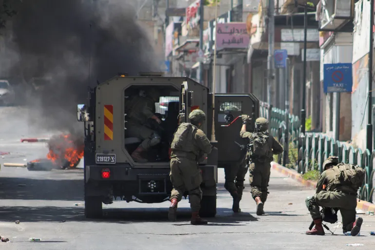 شهيدة واصابات بقصف على غزة واعتقال 14 فلسطينياً خلال اقتحامات بالضفة الغربية