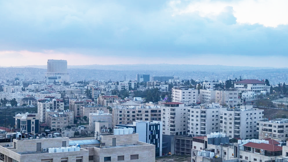طقس لطيف وانخفاض درجات الحرارة دون المعدلات العامة مع فرصة لزخات مطرية بالبادية