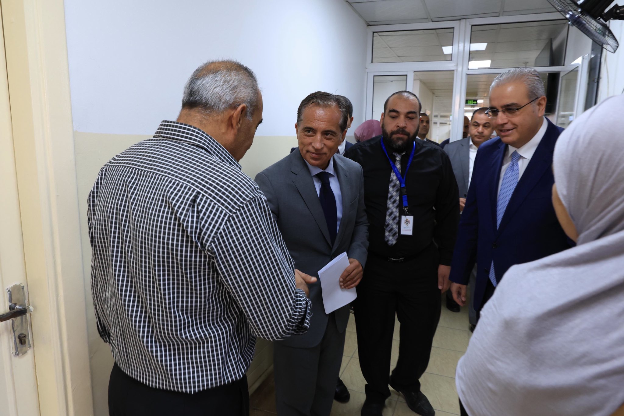رئيس الوزراء يوجه بتطوير الخدمات الصحية والتعليمية في ماركا وتحديث مركز صحي الهاشمي الشمالي