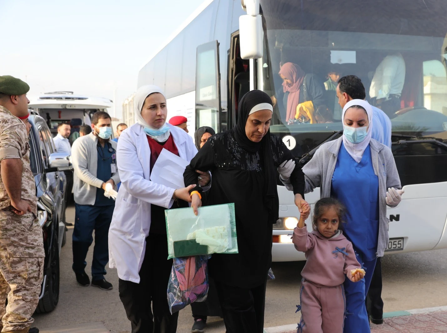 ضمن مبادرة الممر الطبي: الجيش العربي يجلي الدفعة الـ35 من أطفال غزة المرضى لعلاجهم بالأردن