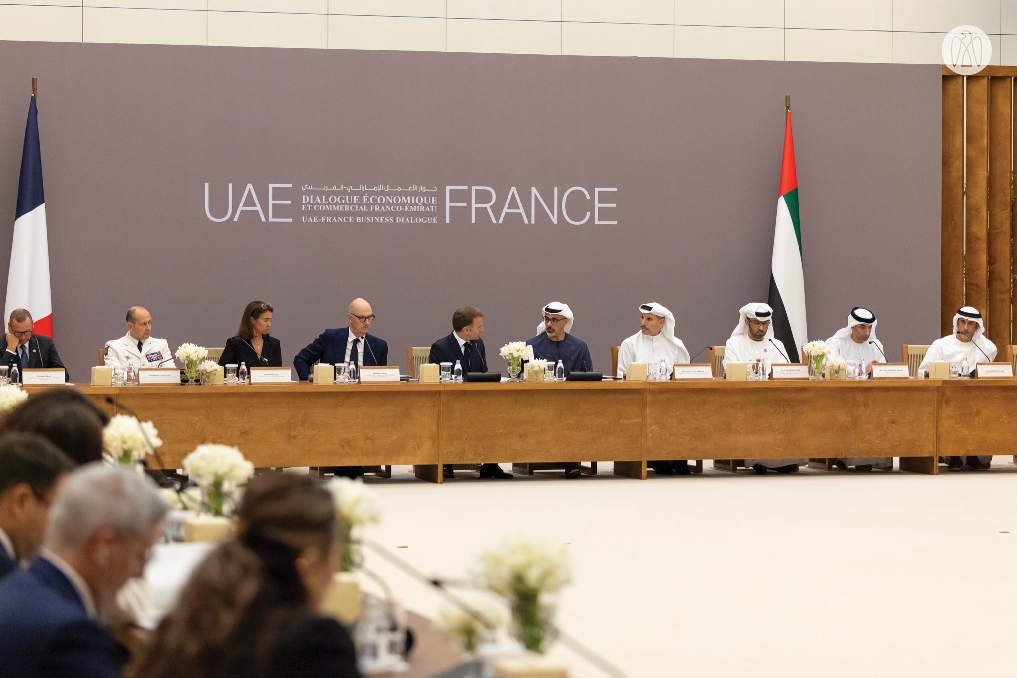 خالد بن محمد بن زايد وماكرون يشهدان حوار الأعمال الإماراتي-الفرنسي لتوسيع الشراكة الاستثمارية