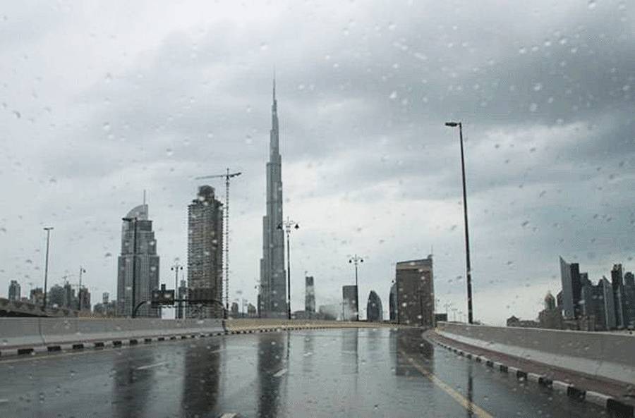 الإمارات: الأرصاد تتوقع طقساً غائماً جزئياً وأمطاراً ركامية وأتربة مثارة غداً