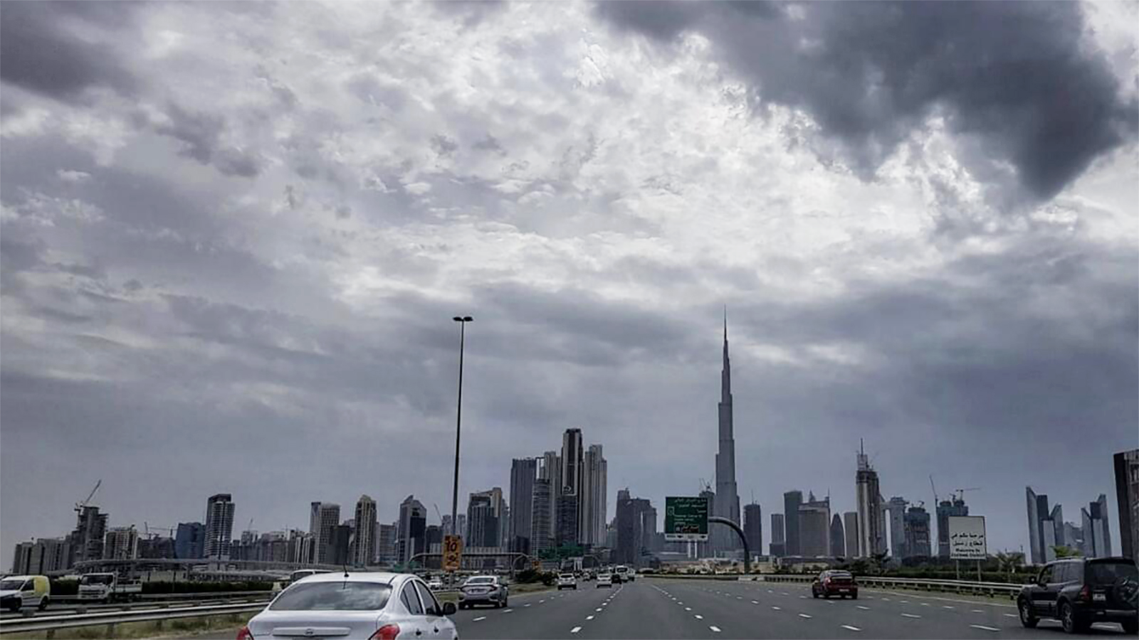 الإمارات: الداخلية تدعو إلى الحيطة والحذر بالتزامن مع حالة عدم الاستقرار الجوي المتوقعة