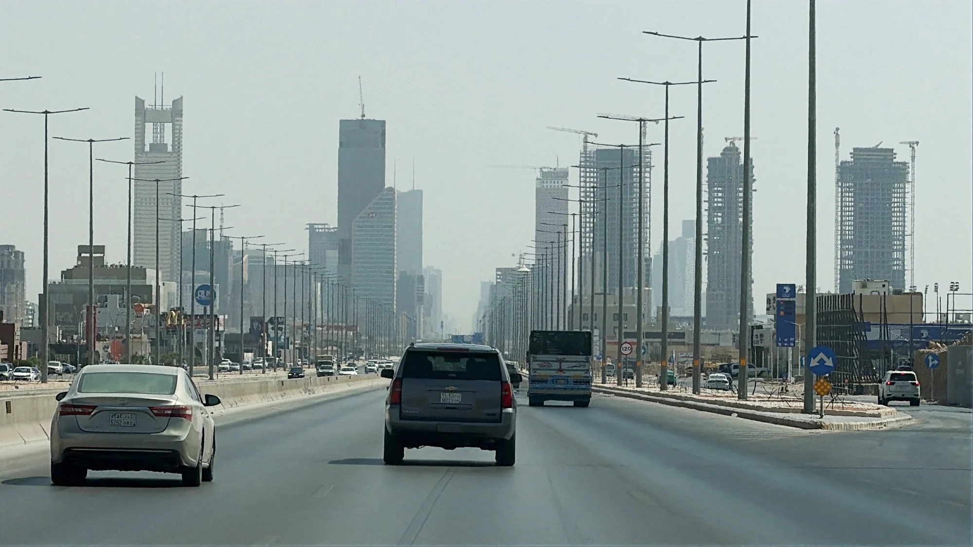 التحالف يعترض 4 طائرات مسيّرة فوق السعودية ويدمر منصة إطلاق صواريخ حوثية