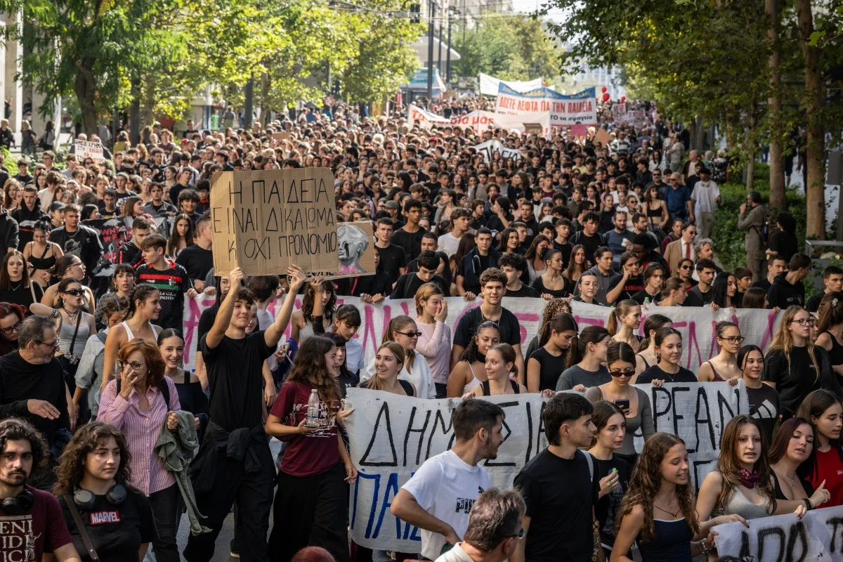 احتجاجات حاشدة في اليونان تضامناً مع الحراك الفرنسي واعتراضاً على تدهور التعليم وغلاء المعيشة