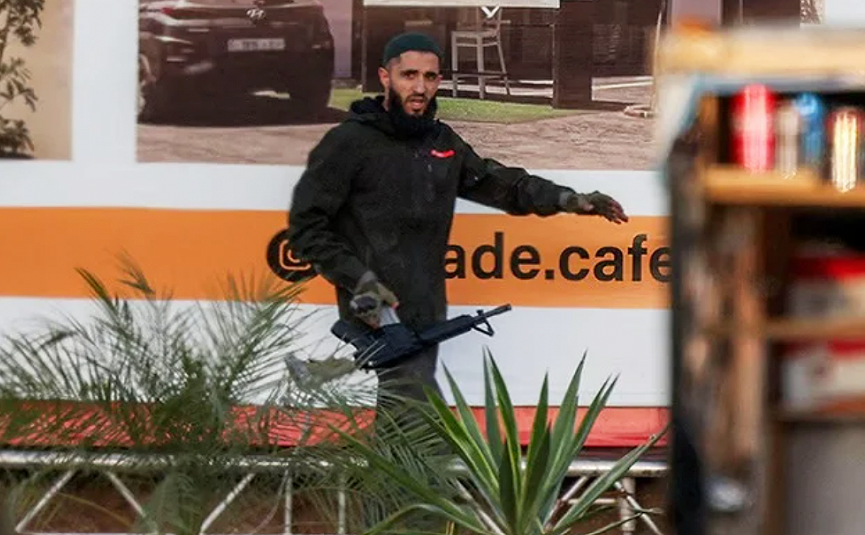 مزاعم إسرائيلية بحق مصور صحفي في الخليل والاحتلال يفرض حصاراً شاملاً على المدينة