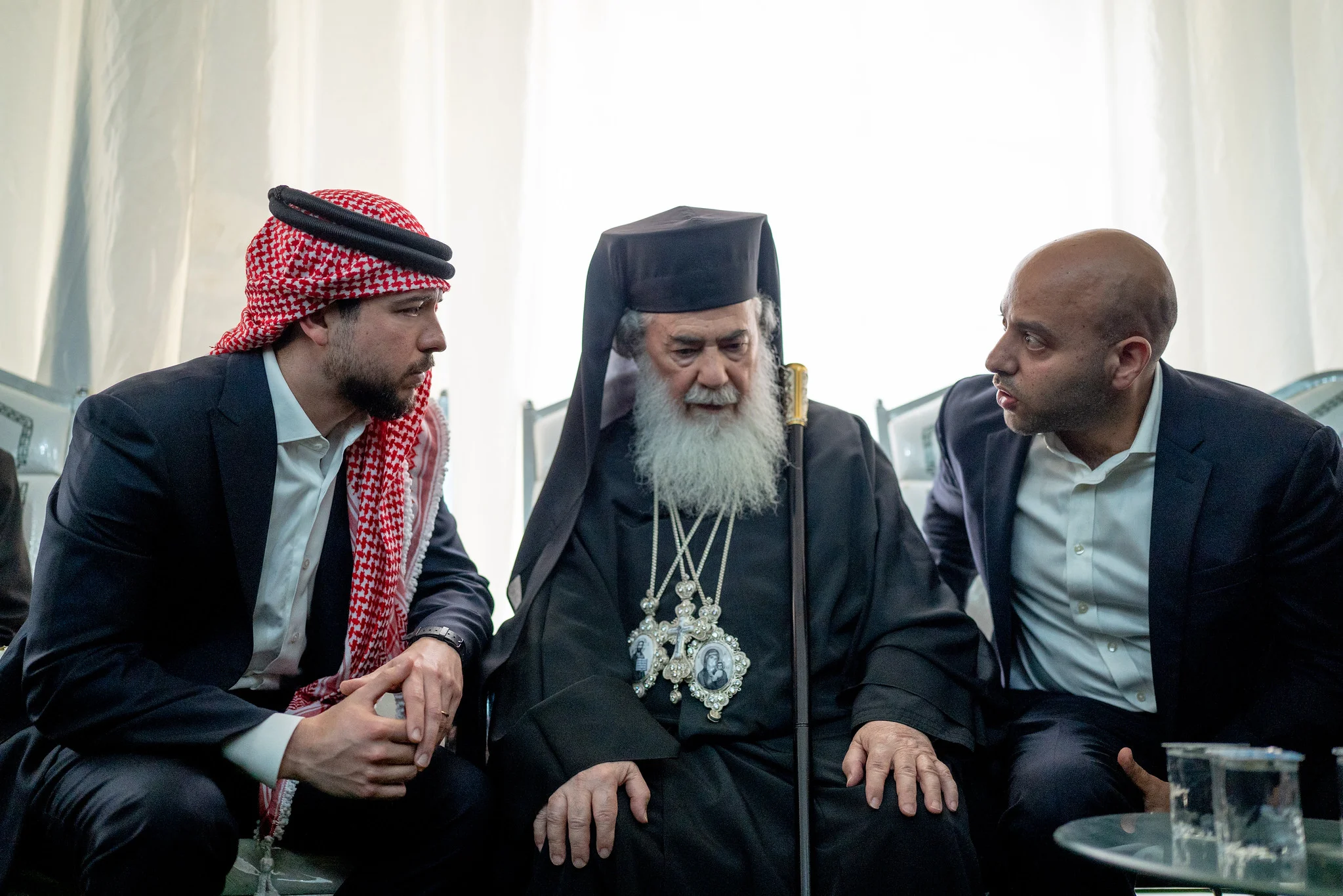 ولي العهد يقدم واجب العزاء بشهداء اعتداء الكرك ويؤكد: توجيهات الملك حازمة بضرب الإرهاب بيد من حديد