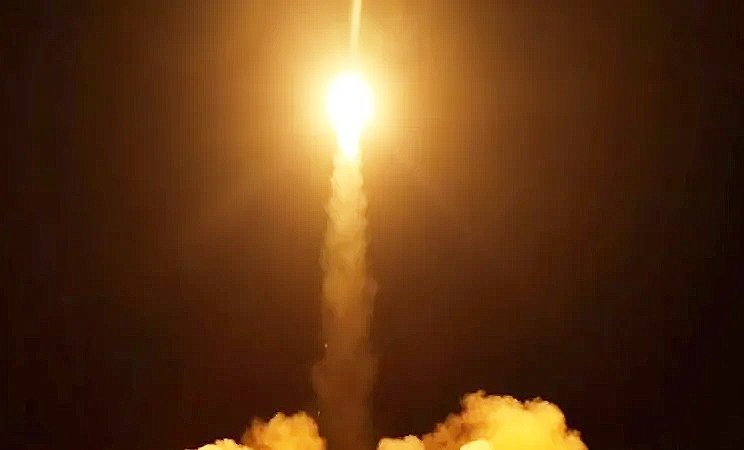الحوثيون يعلنون تنفيذ 3 عمليات باليستية استهدفت مواقع سعودية ويوجهون تحذيرات للملاحة الجوية