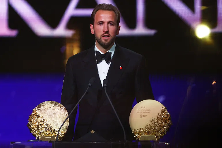 الإنجليزي هاري كين يتوج بالكرة الذهبية لعام 2026 ويحصد جائزة «غيرد مولر» لأفضل مهاجم