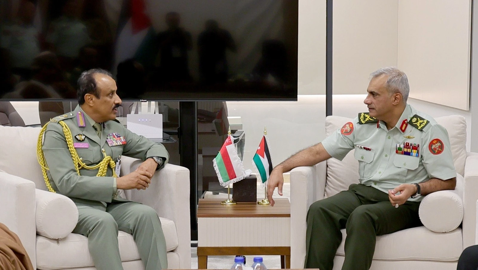 رئيس هيئة الأركان المشتركة يلتقي وفوداً عسكرية مشاركة في معرض «سوفكس 2026» بالعقبة