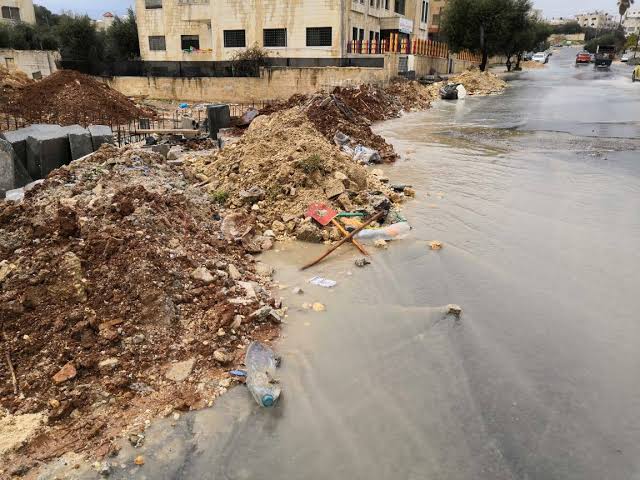 الأشغال تبدأ إنشاء شبكة لتصريف مياه الأمطار في باب عمّان على طريق جرش - عجلون ليل الخميس