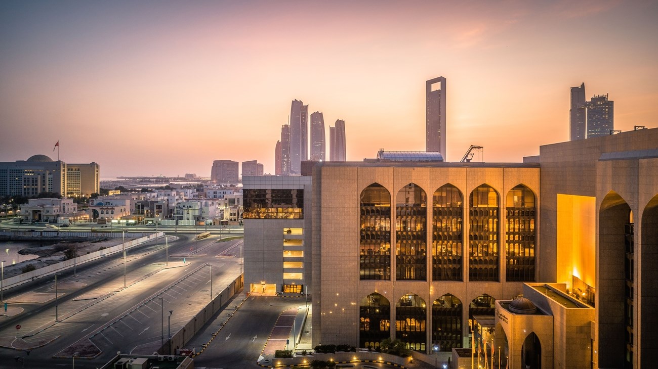 مصرف الإمارات المركزي يثبت سعر الأساس عند 3.9% تماشياً مع قرار الاحتياطي الفيدرالي