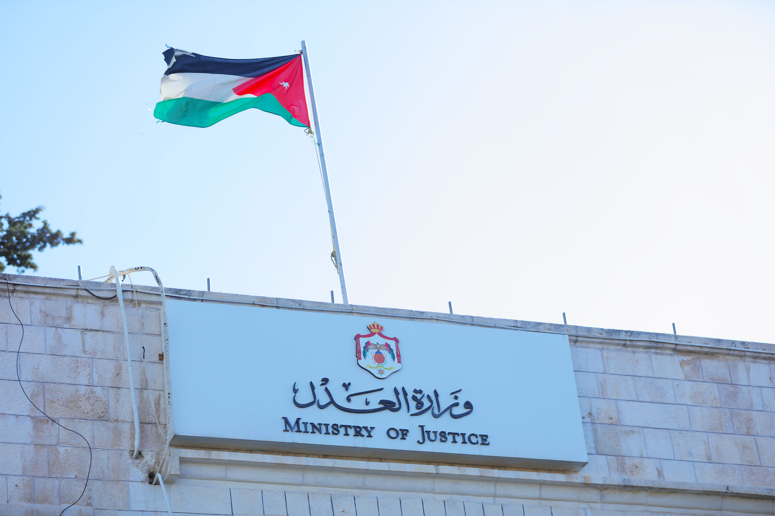العدل تصدر تعليمات اعتماد المترجمين أمام الكاتب العدل لعام 2026 وتبرم اتفاقيات مع ثلاث جامعات رسمية