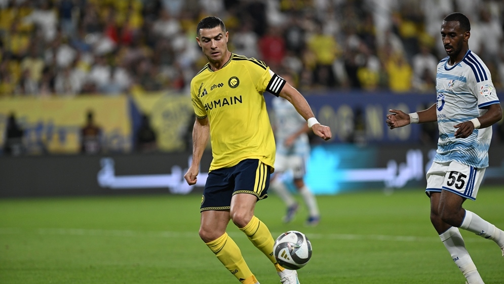 النصر يكتسح الخلود بخماسية ويزاحم القادسية على صدارة الدوري السعودي