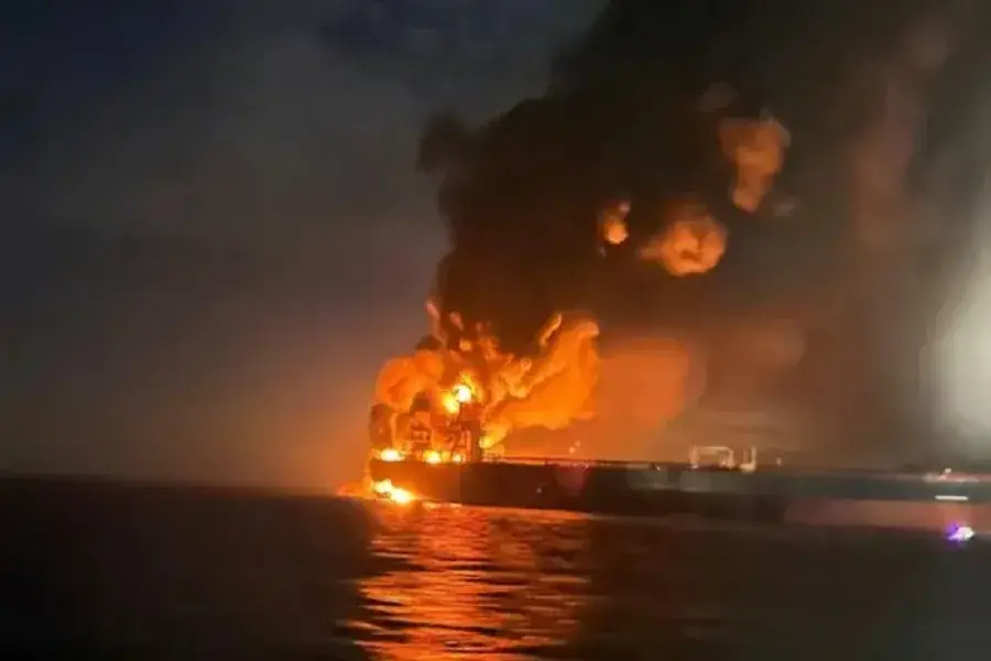 الحرس الثوري والجيش الإيراني يعلنان اشتعال النيران في 4 ناقلات نفط بمضيق هرمز جراء ألغام بحرية