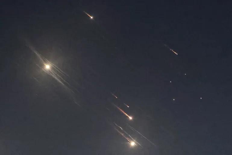 إصابة مواطن وأضرار مادية في الرياض إثر اعتراض صاروخين باليستيين أطلقهما الحوثيون