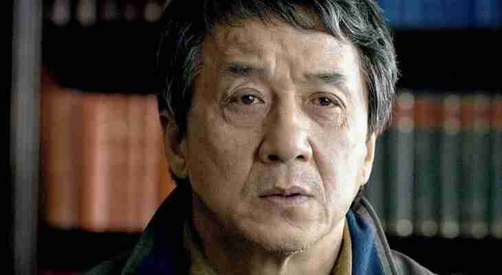 جاكي شان يبكي بسبب طفل فلسطيني ويدعو لإنهاء معاناة غزة