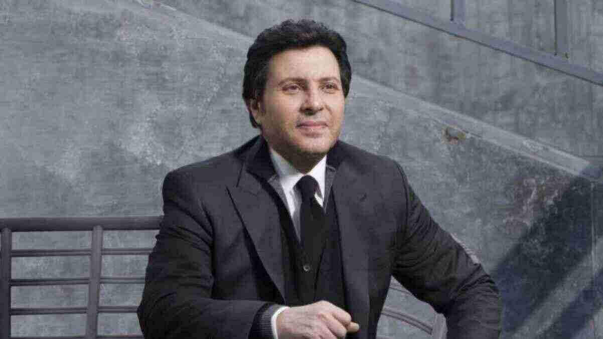 وعكة صحية مفاجئة تؤجل حفل هاني شاكر إلى أبريل