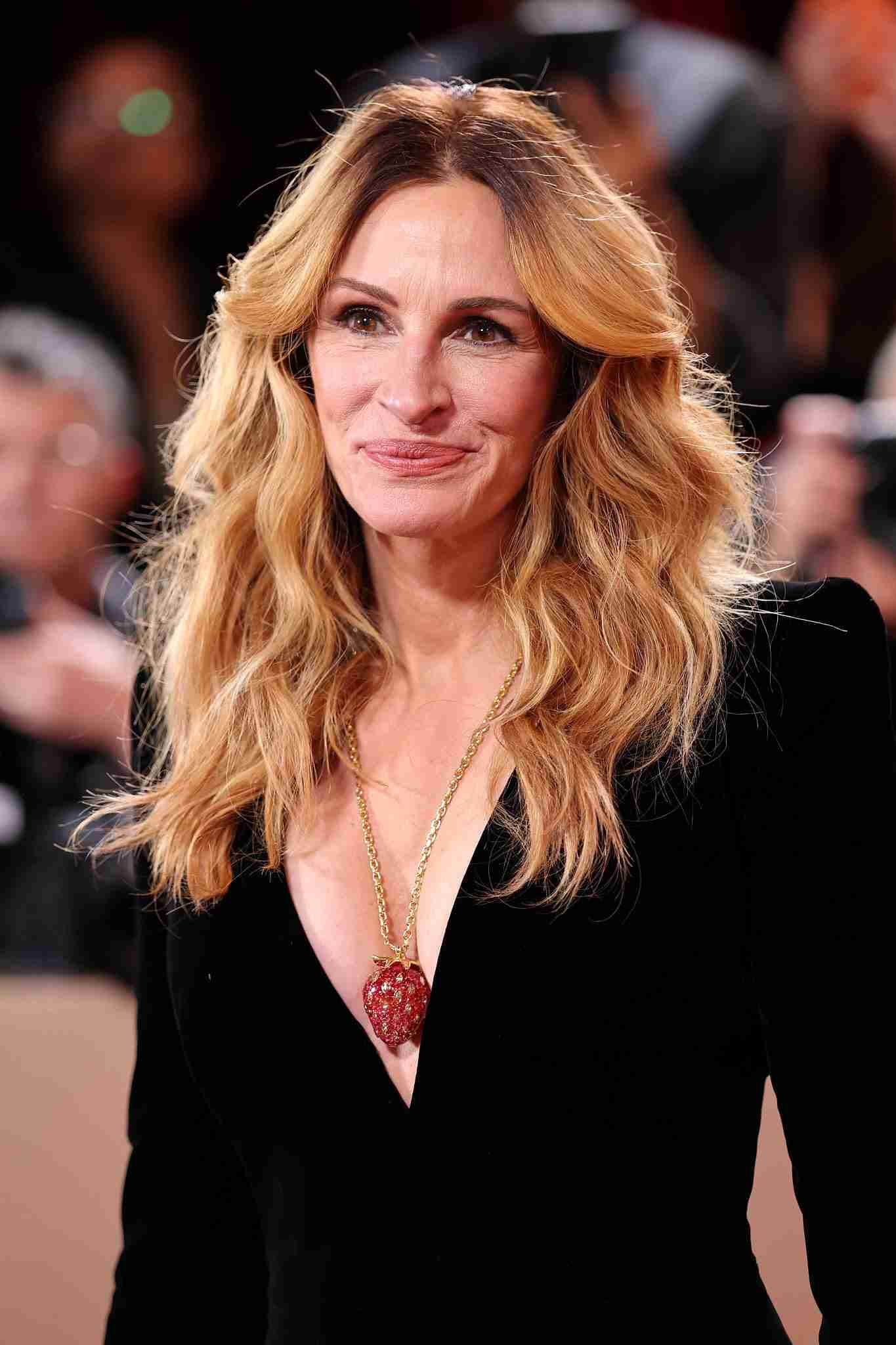 جوليا روبرتس تخطف الأنظار في جوائز الغولدن غلوب الـ83