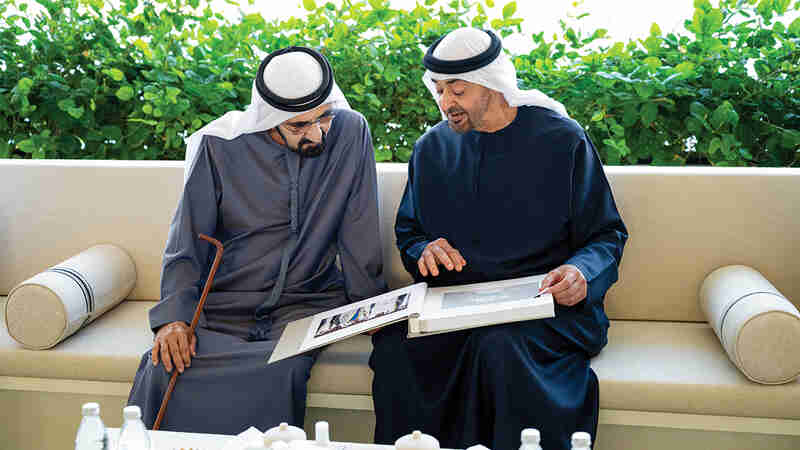 رئيس الدولة يهدي محمد بن راشد ألبوم صور يوثّق 20 عاماً من الإنجازات الوطنية