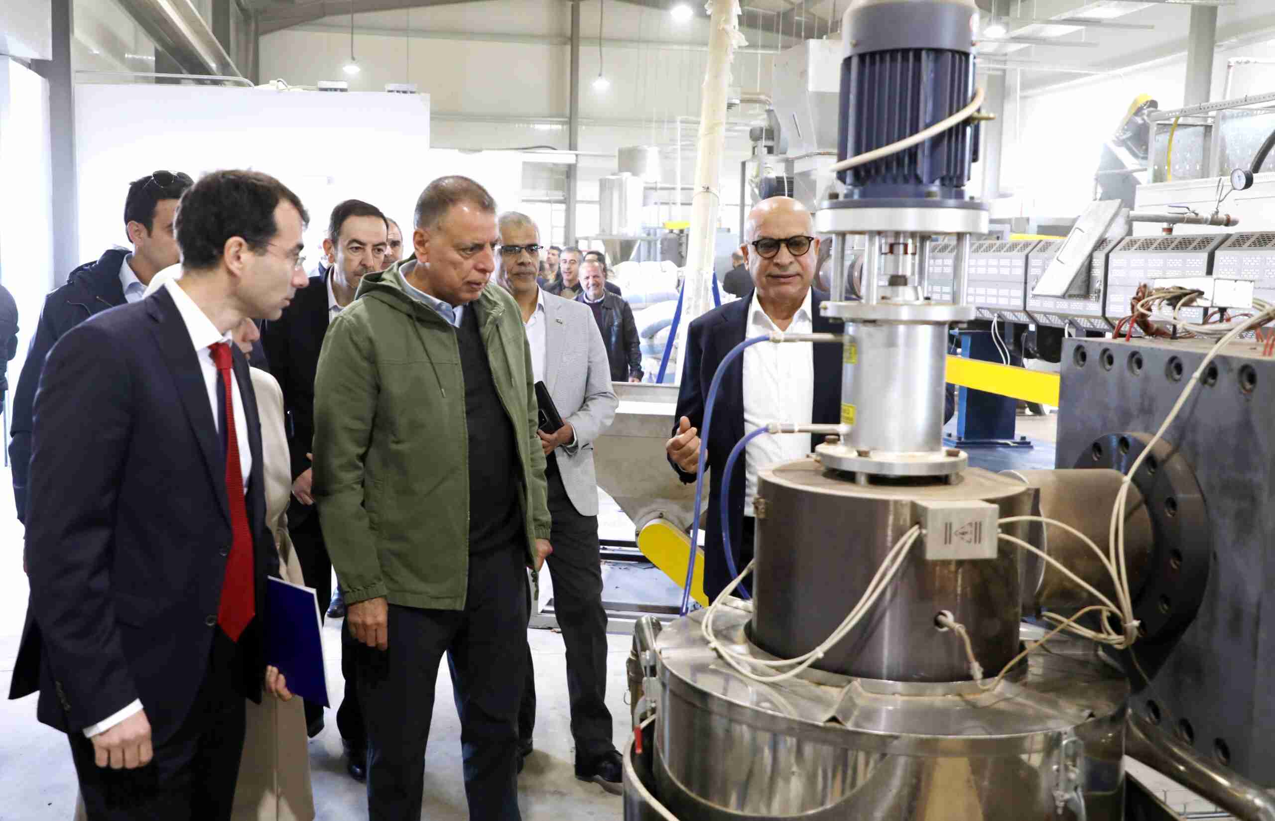 وزير الداخلية وسفير الاتحاد الأوروبي يزوران مصنع دير علا لإعادة تدوير البلاستيك الزراعي